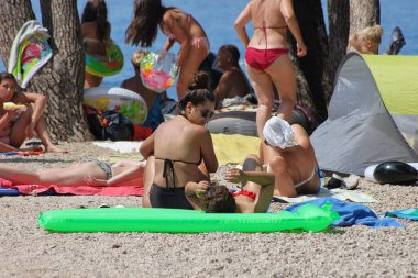 Makarska, Hırvatistan, 9 Temmuz 2020 Turistler güneş, deniz ve deniz kenarındaki diğer yaz etkinliklerinin keyfini çıkarıyorlar.
