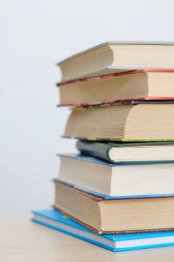 Beyaz arkaplan üzerine kitap yığını