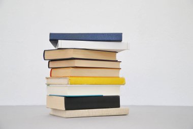 Beyaz arkaplan üzerine kitap yığını