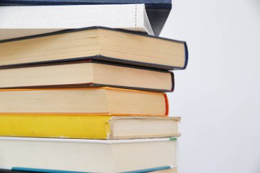 Beyaz arkaplan üzerine kitap yığını