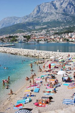 Makarska, Hırvatistan, 12.07.2020. Pek çok Avrupa ülkesinden gelen turistler sahillerde deniz ve güneşin tadını çıkarıyorlar.