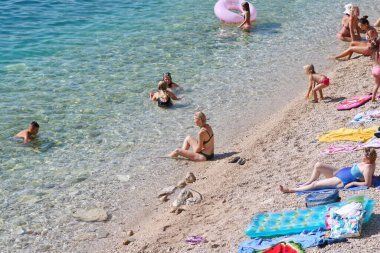 Makarska, Hırvatistan, 12.07.2020. Pek çok Avrupa ülkesinden gelen turistler sahillerde deniz ve güneşin tadını çıkarıyorlar.