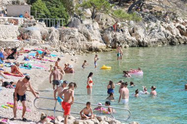 Makarska, Hırvatistan, 12.07.2020. Pek çok Avrupa ülkesinden gelen turistler sahillerde deniz ve güneşin tadını çıkarıyorlar.
