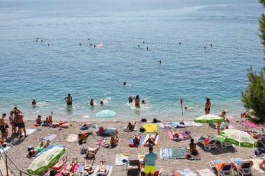 Makarska, Hırvatistan, 12.07.2020. Pek çok Avrupa ülkesinden gelen turistler sahillerde deniz ve güneşin tadını çıkarıyorlar.