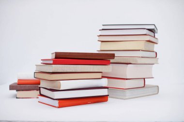 Beyaz arkaplan üzerine kitap yığını