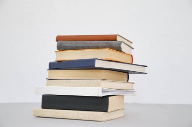 Beyaz arkaplan üzerine kitap yığını