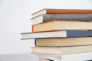 Beyaz arkaplan üzerine kitap yığını