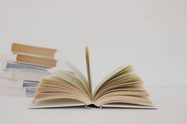 Beyaz arkaplan üzerine kitap aç