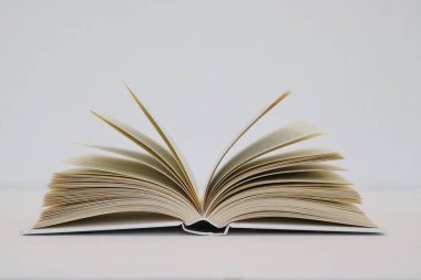 Beyaz arkaplan üzerine kitap aç