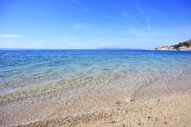 Hırvatistan 'ın Podgora plajındaki temiz ve berrak deniz