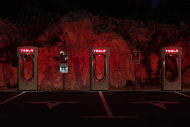 Geceleri elektrikli arabalar için Tesla süperşarj aleti