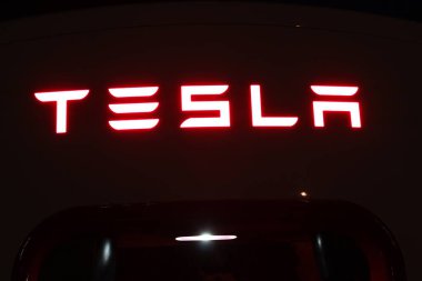 Geceleri elektrikli arabalar için Tesla süperşarj aleti