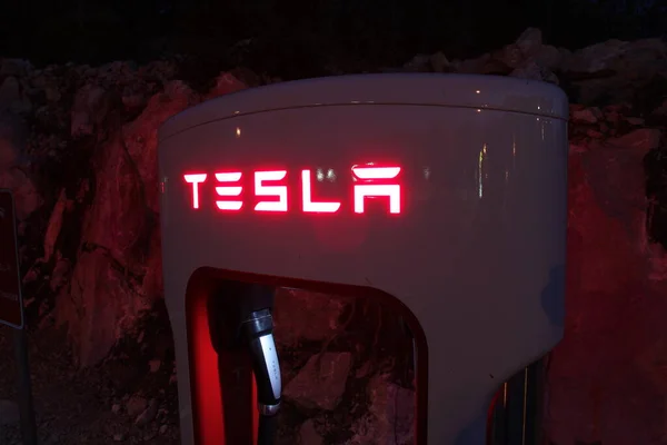 Geceleri elektrikli arabalar için Tesla süperşarj aleti