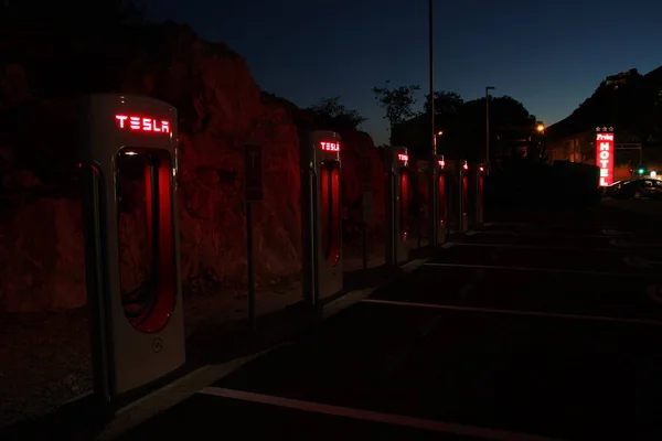 Tesla Kompressor Für Elektroautos Der Nacht — Stockfoto