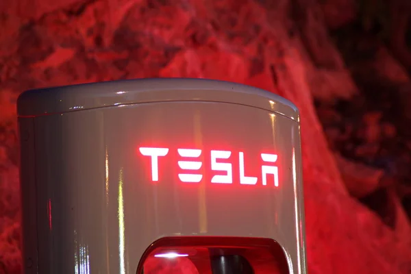 Tesla Sobrecarga Para Coches Eléctricos Por Noche — Foto de Stock