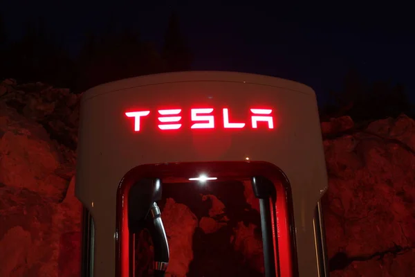 Tesla Sobrecarga Para Coches Eléctricos Por Noche — Foto de Stock