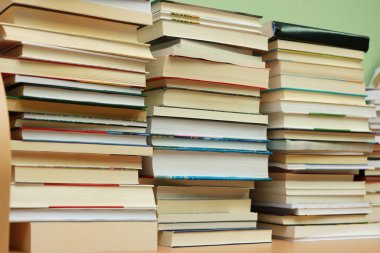 Kütüphanede kitap yığını