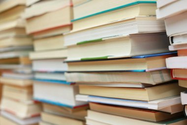 Kütüphanede kitap yığını