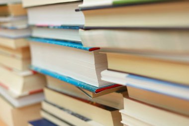 Kütüphanede kitap yığını