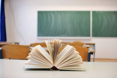 Sınıfın masasında açık bir kitap.