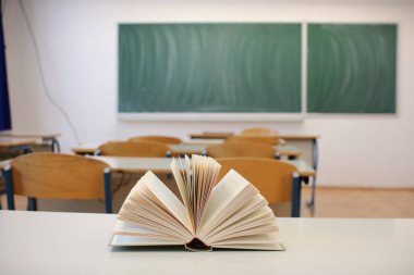 Sınıfın masasında açık bir kitap.