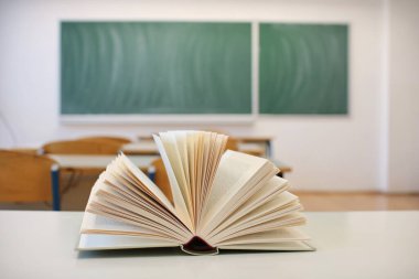 Sınıfın masasında açık bir kitap.