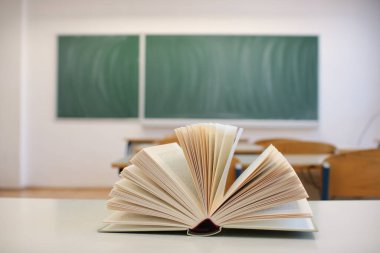 Sınıfın masasında açık bir kitap.
