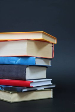 Siyah arkaplan üzerine kitap yığını