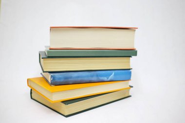  Beyaz arkaplan üzerine kitap yığını