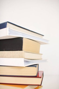  Beyaz arkaplan üzerine kitap yığını