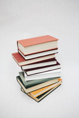  Beyaz arkaplan üzerine kitap yığını