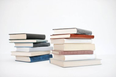  Beyaz arkaplan üzerine kitap yığını