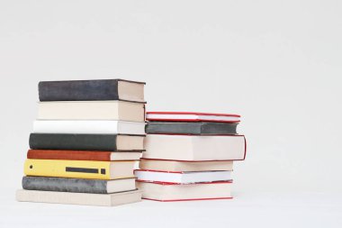  Beyaz arkaplan üzerine kitap yığını