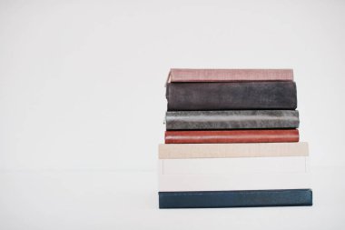  Beyaz arkaplan üzerine kitap yığını