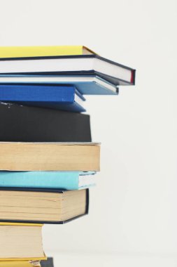 Beyaz üzerine kitap yığını