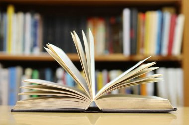 Kütüphanede masada kitap aç