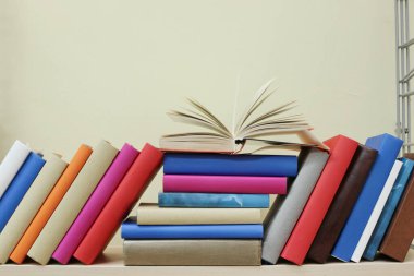 Rafta bir yığın kitap.