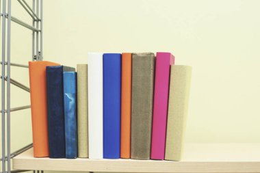 Rafta bir yığın kitap.