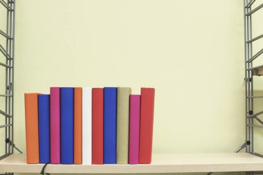 Rafta bir yığın kitap.