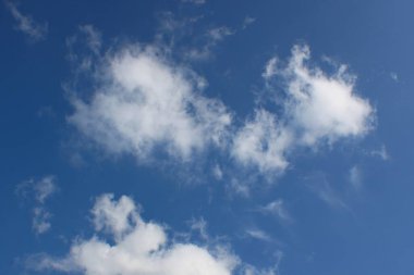 Beyaz bulutlu mavi gökyüzü