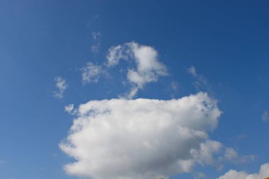 Beyaz bulutlu mavi gökyüzü