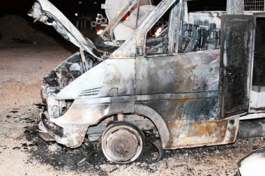 Araba yangında yandı.