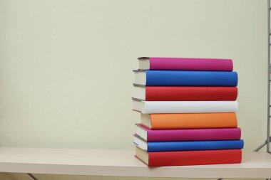Rafta bir yığın kitap.