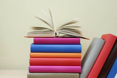 Rafta bir yığın kitap.