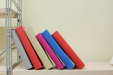 Rafta bir yığın kitap.