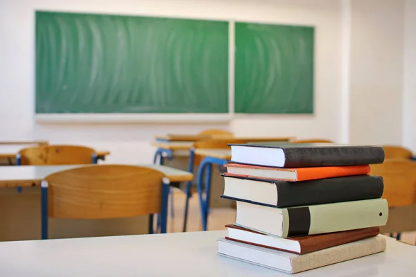 Livros Mesa Escola Sala Aula — Fotografia de Stock