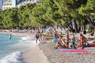 Makarska, Hırvatistan, 21.07.2020. Sahildeki turistler güneşin ve denizin tadını çıkarırlar.