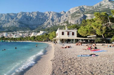 Makarska, Hırvatistan, 21.07.2020. Sahildeki turistler güneşin ve denizin tadını çıkarırlar.