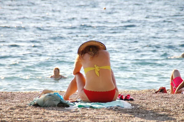 Makarska Croatia 2020 Tourists Beach Enjoy Sun Sea — Stock Photo, Image