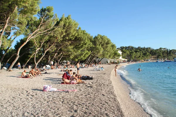 Makarska Croatia 2020 Tourists Beach Enjoy Sun Sea — Stock Photo, Image